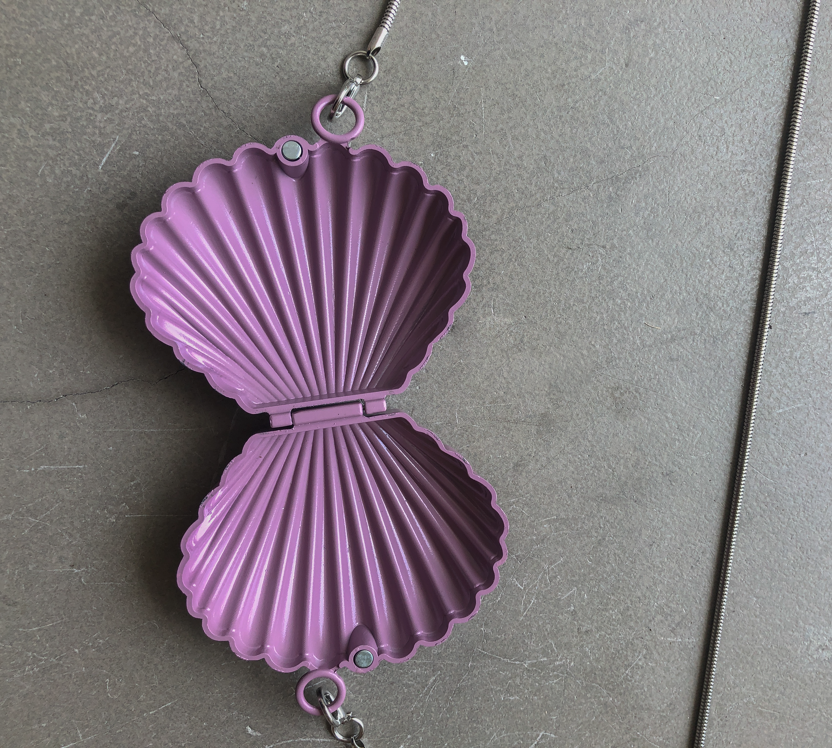 Vintage Mauve Seashell Bag by Veronique